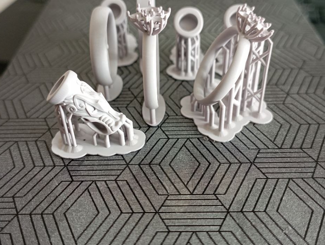 Piastra di prototipi in resina appena stampata